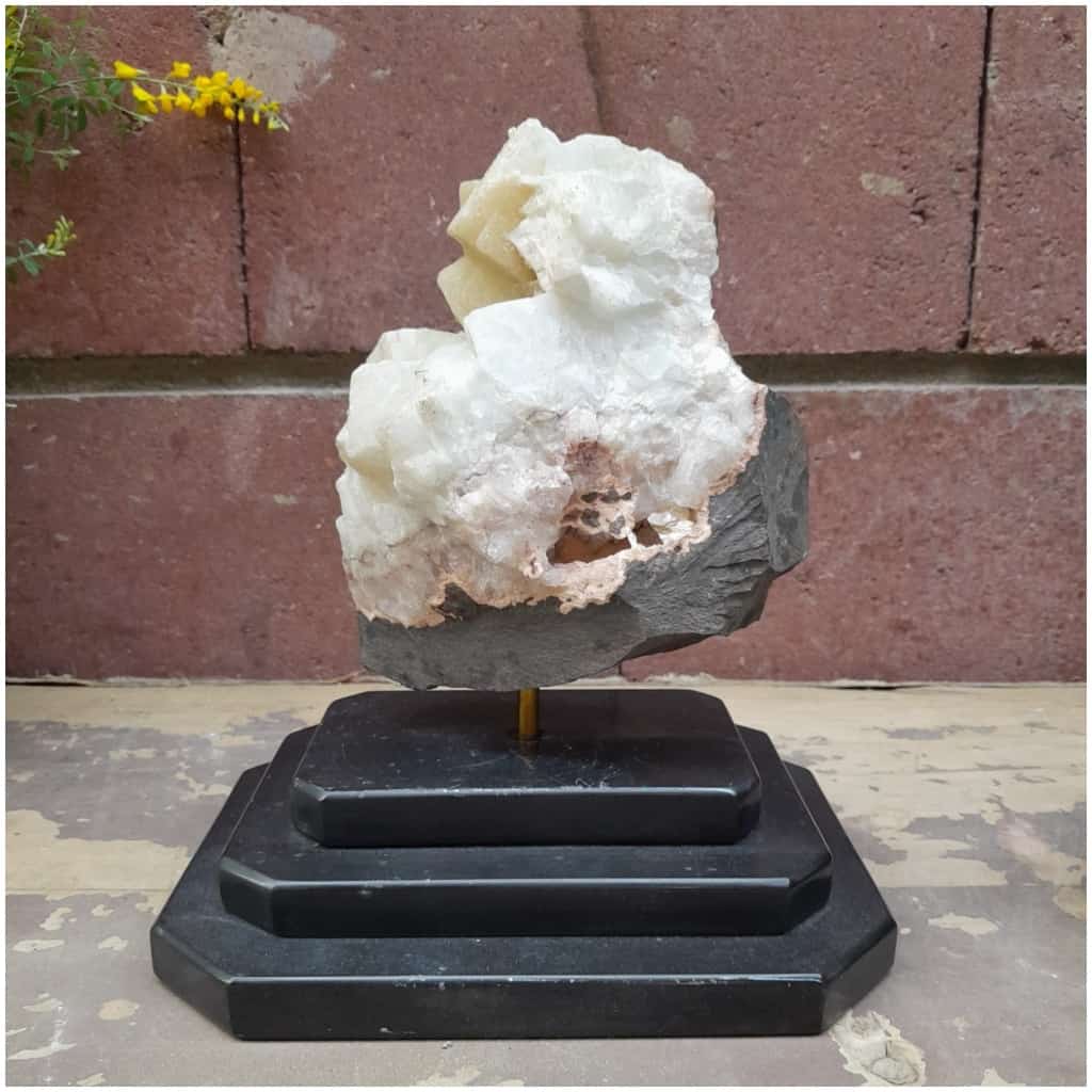 Calcite sur socle en marbre noir 3