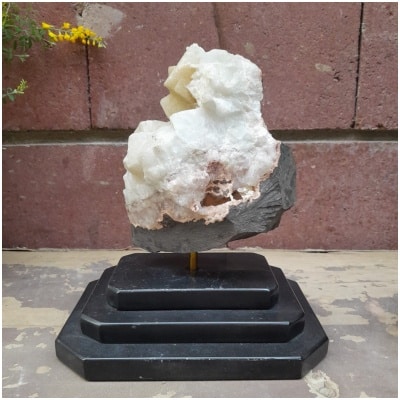 Calcite sur socle en marbre noir