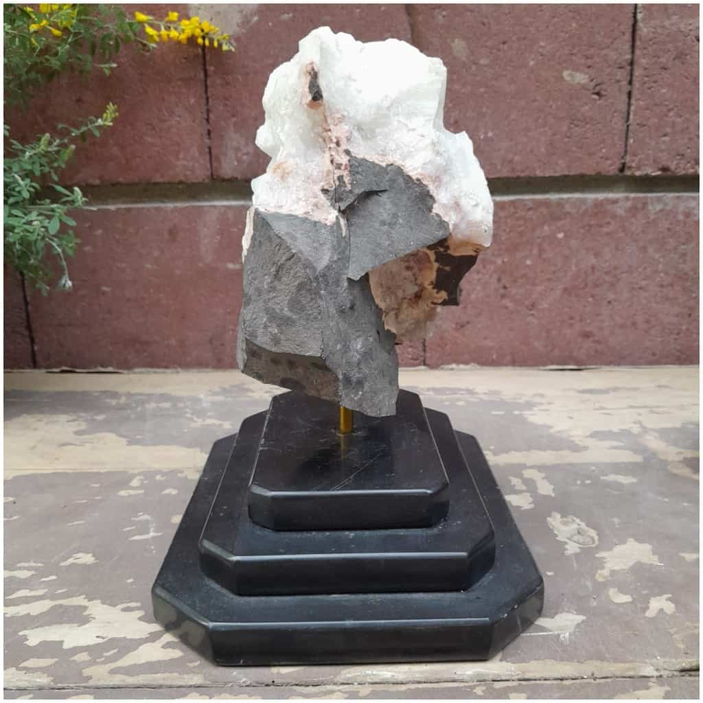 Calcite sur socle en marbre noir 11