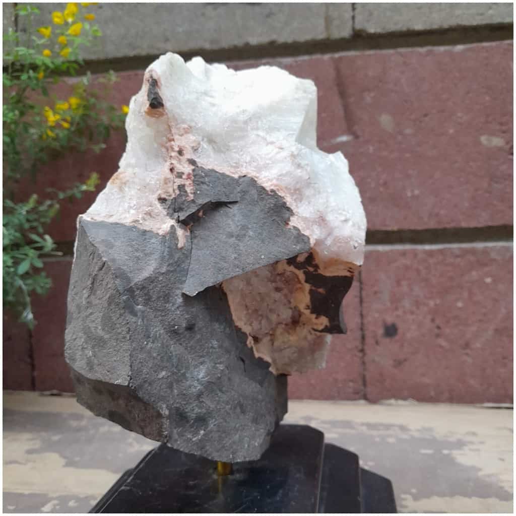 Calcite sur socle en marbre noir 13