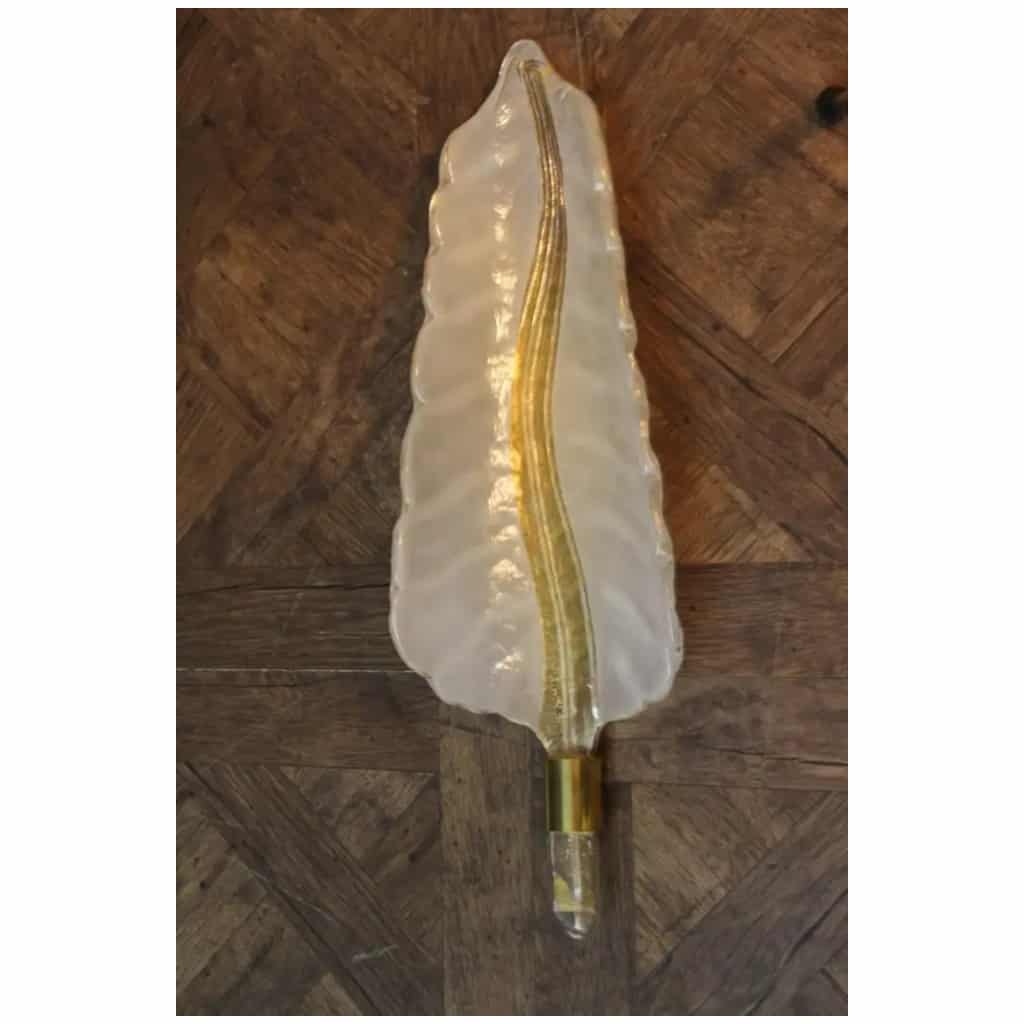 Paire d’appliques en verre de Murano blanc et doré, en forme de feuilles 16