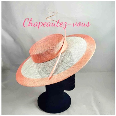 Chapeau – Capeline « Aurora » rose et blanche en sisal avec rachis de plume d’autruche – Hat