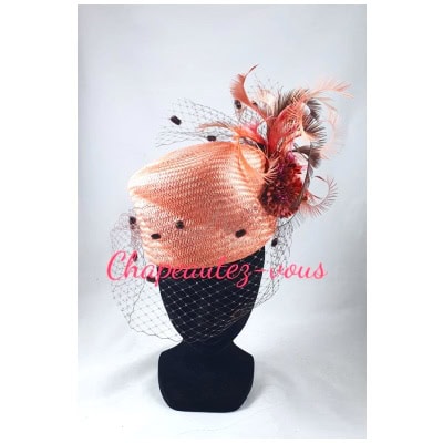 Chapeau – Calot à plis formés en parasisal saumoné, garni de fleurs, de plumes d’oie et d’une voilette mouchetée marron – Hat