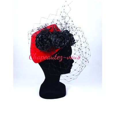 Chapeau – Mini calot en feutre taupé rouge, garni de fleurs en satin faites main, de sequin noir et d’une voilette noire – Hat