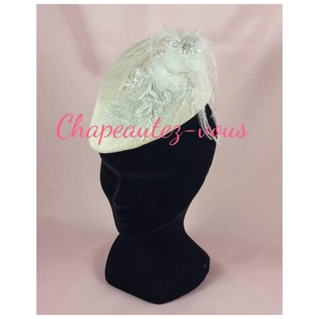 Chapeau – Bibi en sisal écru garni d’une broderie écrue comprenant des fleurs et des strass – Fascinator 3