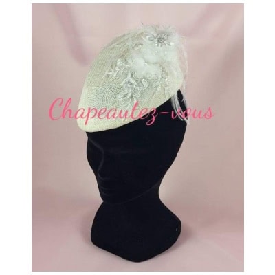 Chapeau – Bibi en sisal écru garni d’une broderie écrue comprenant des fleurs et des strass – Fascinator