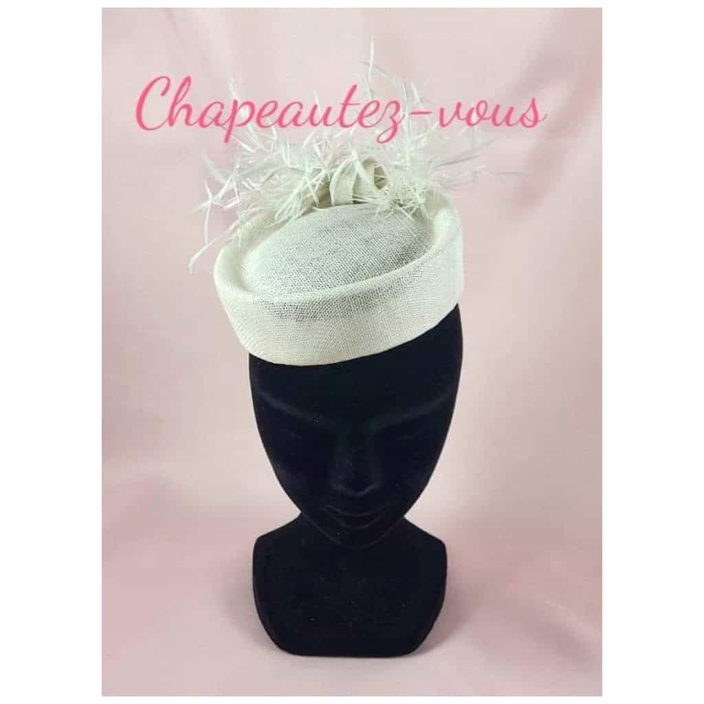 Hat – Fascinator in ecru sisal decorated with biot goose feathers with bow at the back – Fascinator 3