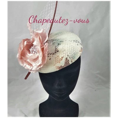 Chapeau – Bibi en cuir serpent orné d’une fleur en soie, d’une voilette et d’un long rachis d’autruche – Fascinator