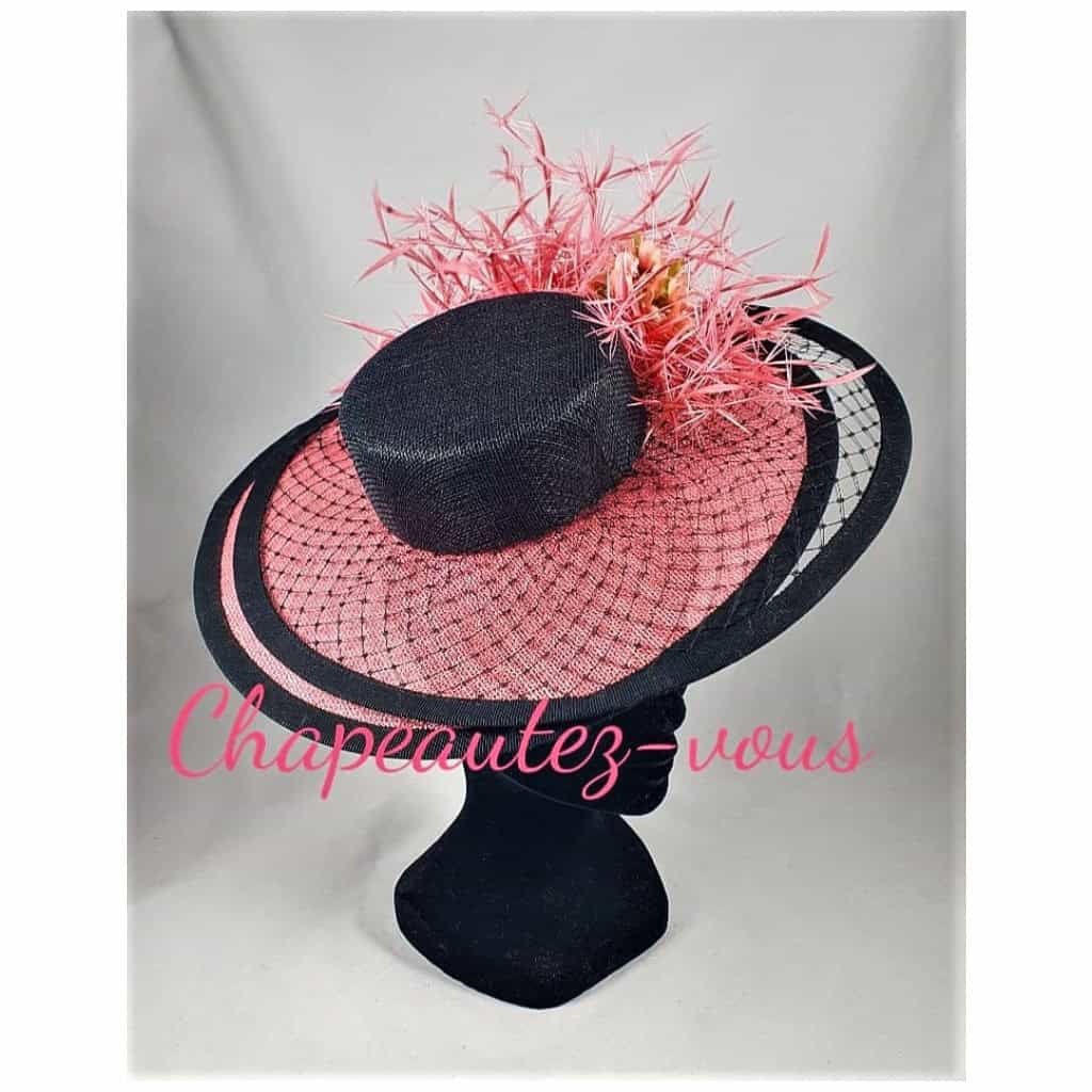 Chapeau – Mini capeline rose et noire ornée d’un double bord en voilette et d’un petit bouquet de fleurs garni de plumes biot d’oie- Hat 3