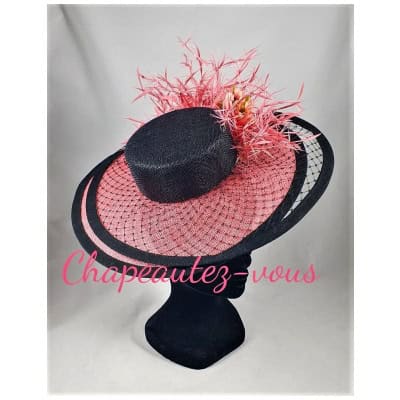 Chapeau – Mini capeline rose et noire ornée d’un double bord en voilette et d’un petit bouquet de fleurs garni de plumes biot d’oie- Hat