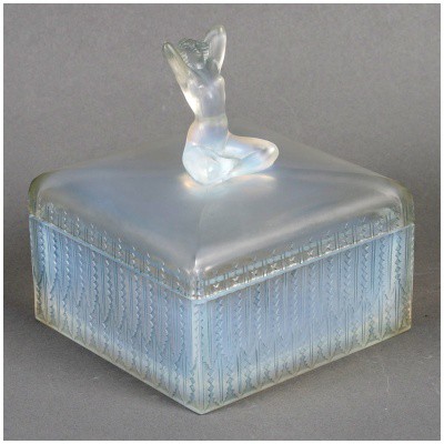 1928 René Lalique – Sultane Box Blue Patinated Opalescent Glass