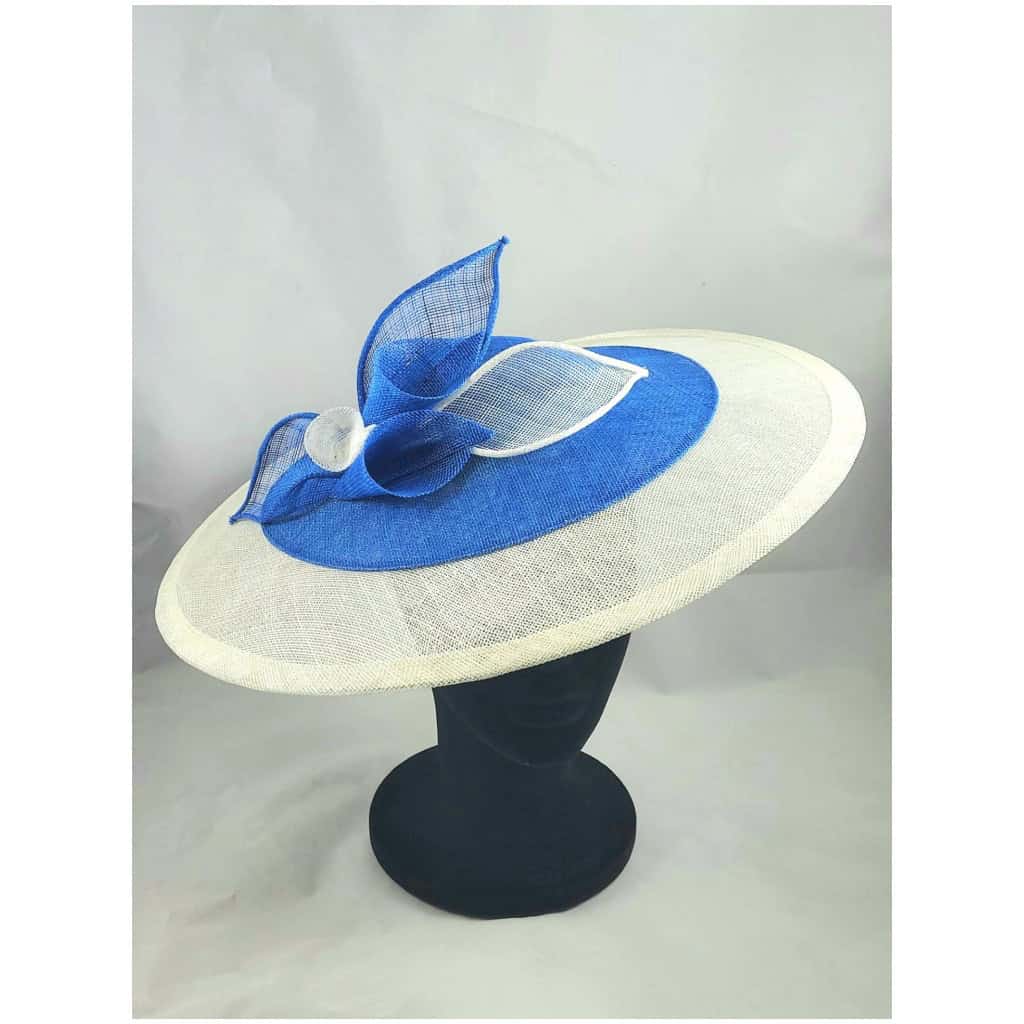 Chapeau – Capeline saucer en sisal bleu et blanc, garni de fleurs en sisal faites main – Hat 3