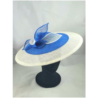 Chapeau – Capeline saucer en sisal bleu et blanc, garni de fleurs en sisal faites main – Hat