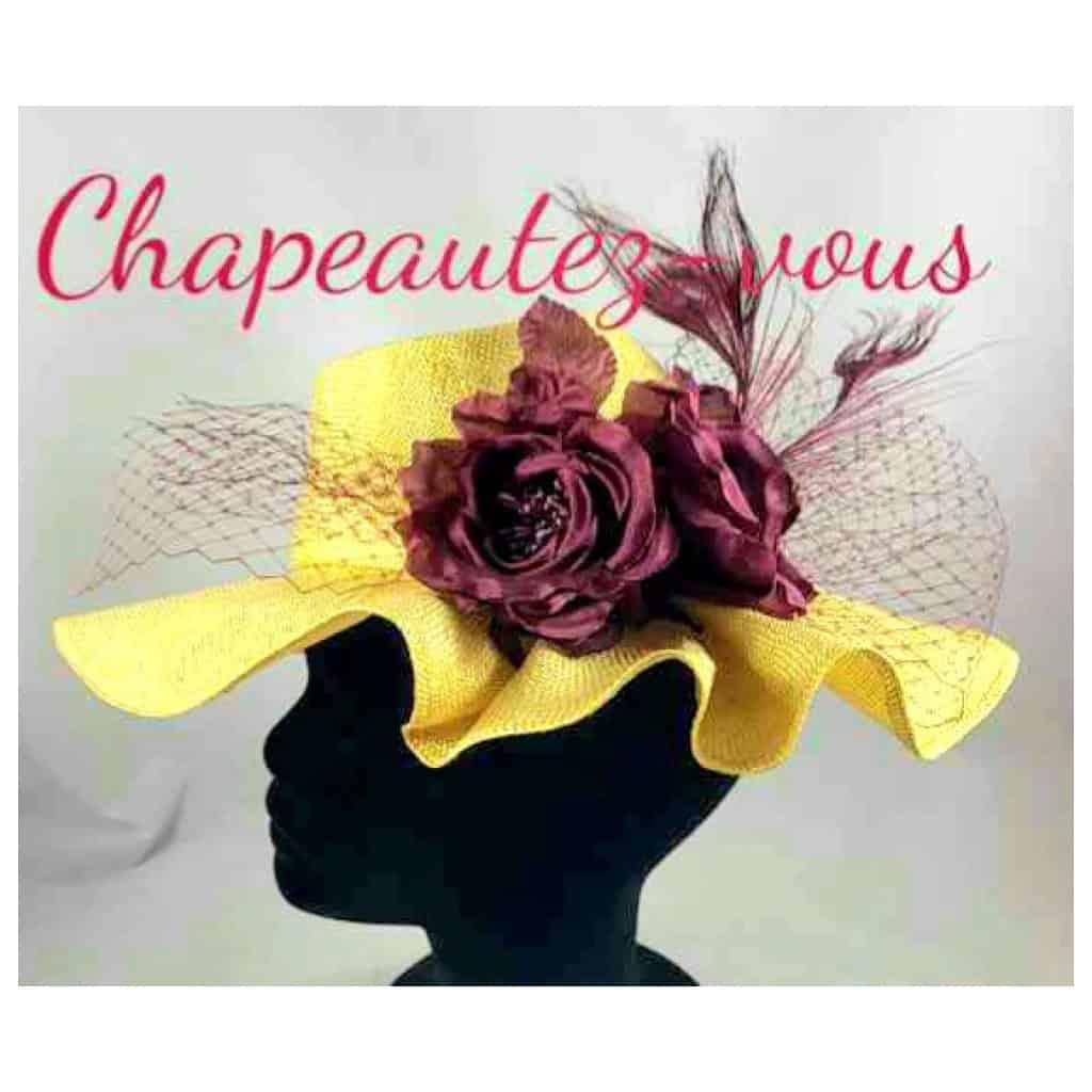 Chapeau – Capeline miel ornée de fleurs en soie bordeaux et de plumes de paon – Hat 3
