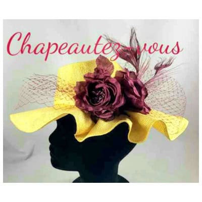 Chapeau – Capeline miel ornée de fleurs en soie bordeaux et de plumes de paon – Hat