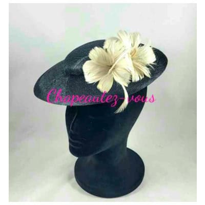 Chapeau – Mini capeline en sisal noir ornée de fleurs gris beige en plumes d’oie – Hat