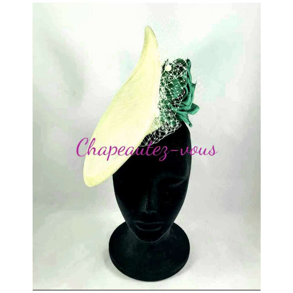 Chapeau – Saucer vert pâle orné d’une fleur en soie verte et d’une voilette mouchetée – Hat 3