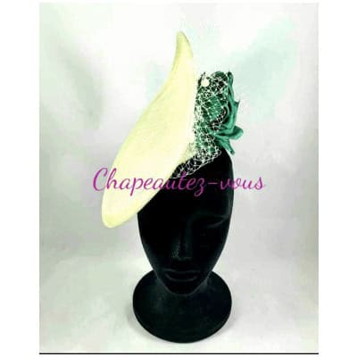 Chapeau – Saucer vert pâle orné d’une fleur en soie verte et d’une voilette mouchetée – Hat