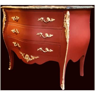 Commode de style Louis XV ouvrant par trois tiroirs en bois peint