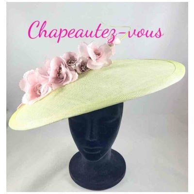 Chapeau Brigantia – capeline en sisal vert pâle ornée de fleurs en organza rose et d’un râchis vert pâle – Hat