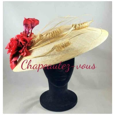 Chapeau Athena – capeline saucer en sisal couleur naturelle, garnie de fleurs rouge nuancées et de paille bouclée – Hat