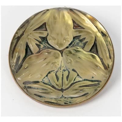 1911 René Lalique – Broche Grenouilles Verre Blanc Patiné Vert Sur Clinquant Jaune