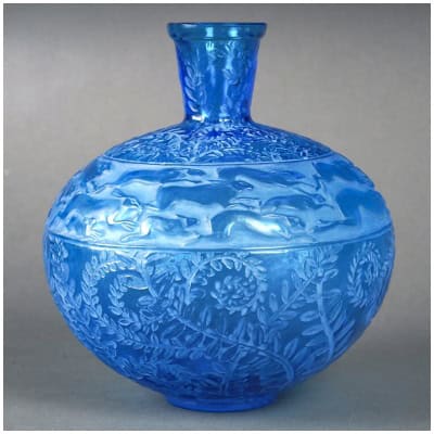 1923 René Lalique – Vase Lièvres Verre Bleu Electrique Patiné Blanc