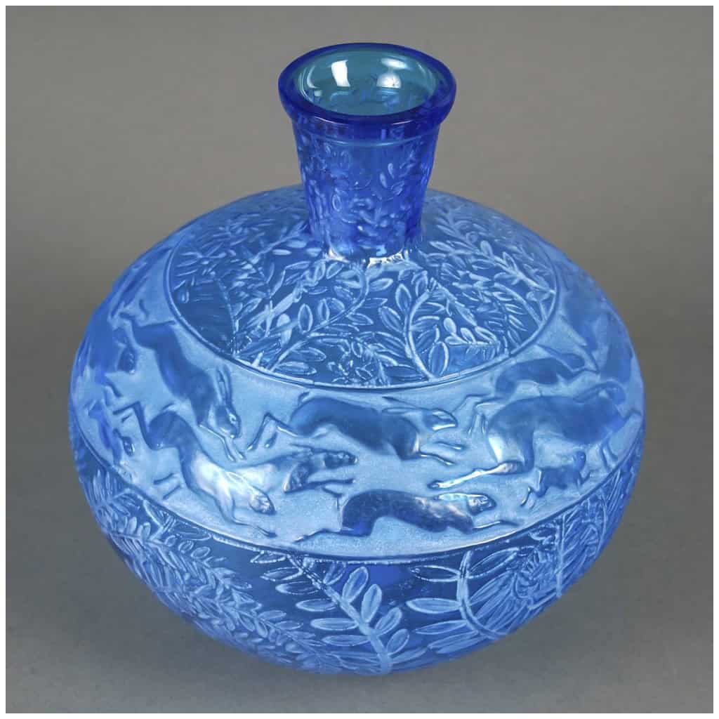 1923 René Lalique – Vase Lièvres Verre Bleu Electrique Patiné Blanc 5