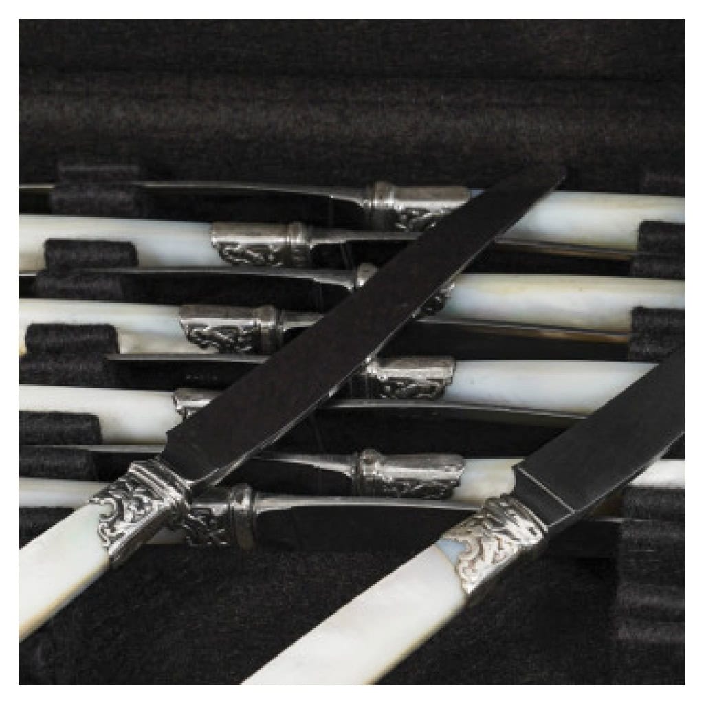 ORFÈVRE MERITE – ENSEMBLE DE 36 COUTEAUX EN NACRE ET ARGENT FIN XIXE 18