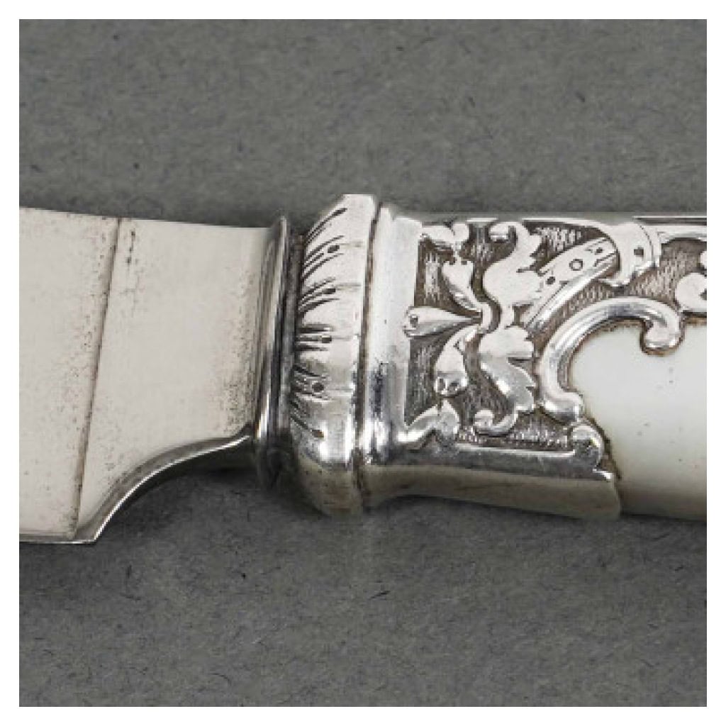 ORFÈVRE MERITE – ENSEMBLE DE 36 COUTEAUX EN NACRE ET ARGENT FIN XIXE 19