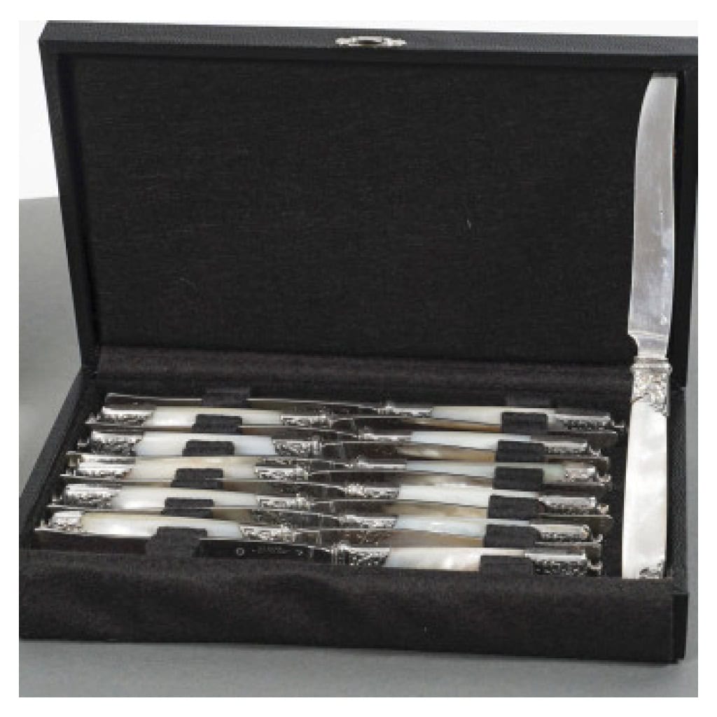 ORFÈVRE MERITE – ENSEMBLE DE 36 COUTEAUX EN NACRE ET ARGENT FIN XIXE 6
