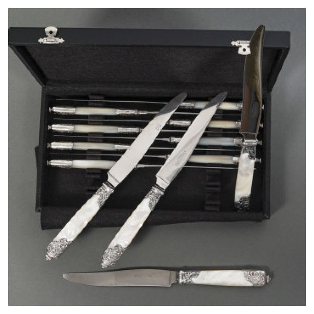 ORFÈVRE MERITE – ENSEMBLE DE 36 COUTEAUX EN NACRE ET ARGENT FIN XIXE 36
