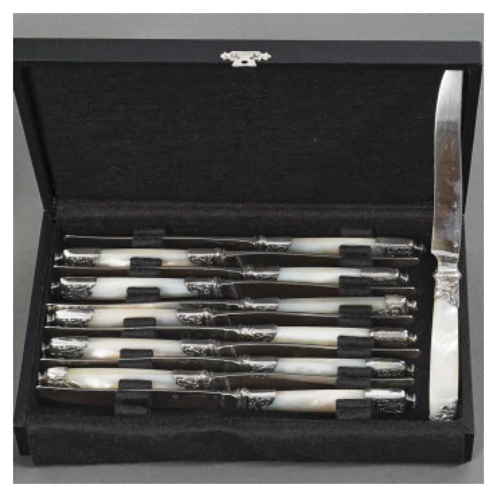 ORFÈVRE MERITE – ENSEMBLE DE 36 COUTEAUX EN NACRE ET ARGENT FIN XIXE 7