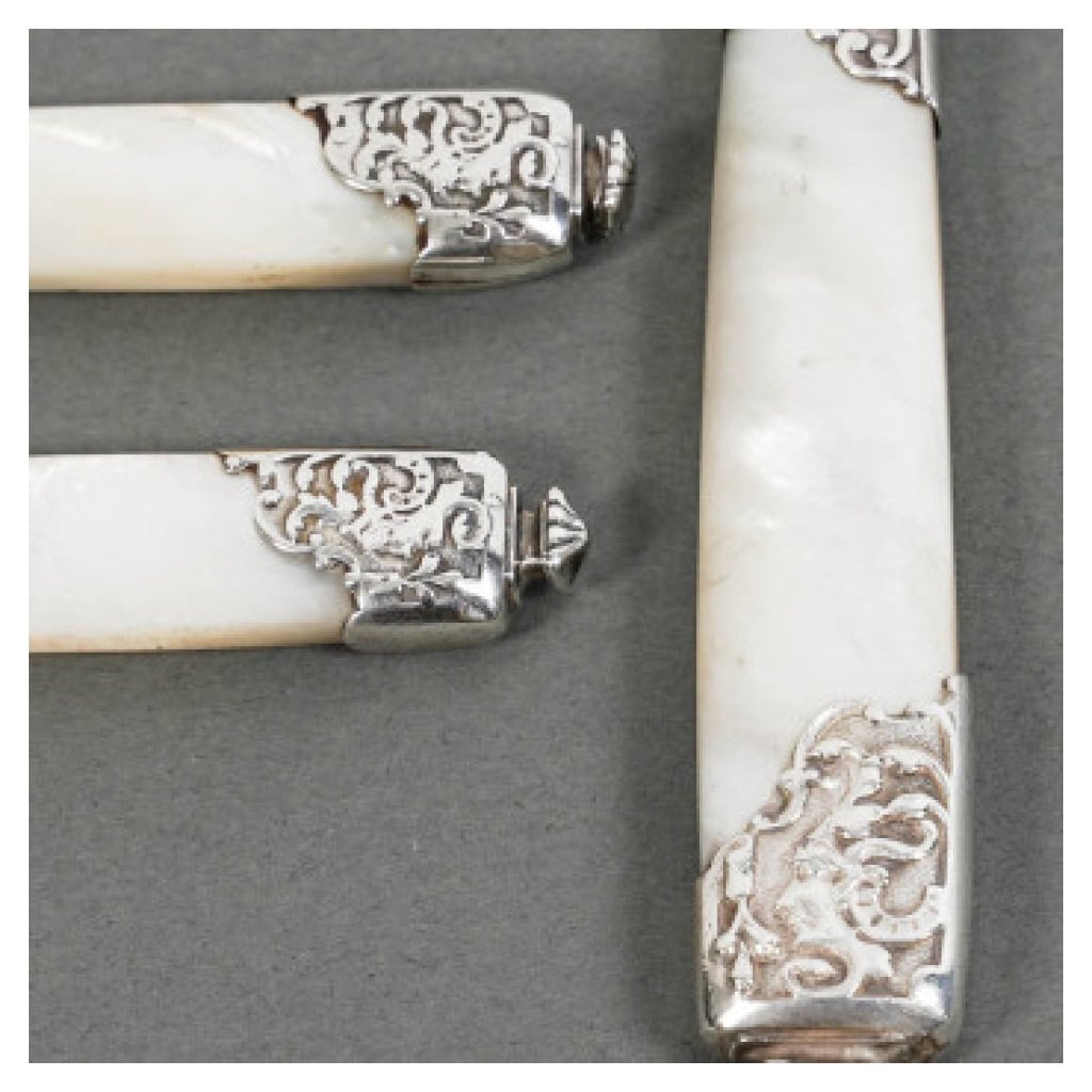 ORFÈVRE MERITE – ENSEMBLE DE 36 COUTEAUX EN NACRE ET ARGENT FIN XIXE 11