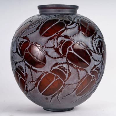 1923 René Lalique – Vase Gros Scarabées Verre Ambre Foncé Patiné Blanc