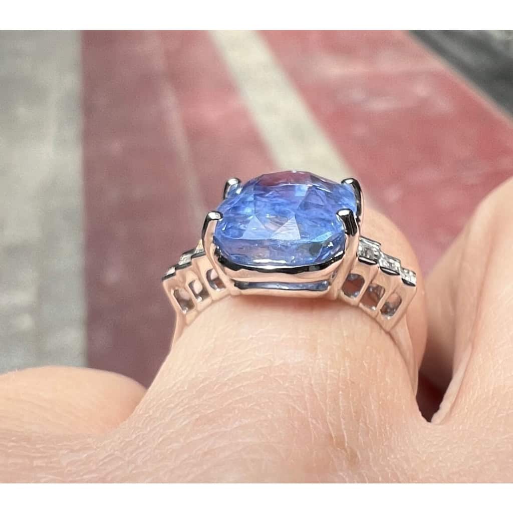 6,54 Carat Natural Ceylon Sapphire Ring Set With Baguette Diamonds 8