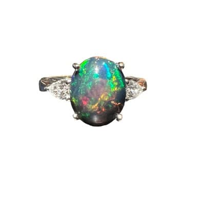 Bague Opale noire entourée 2 poires diamant or blanc 18 carat
