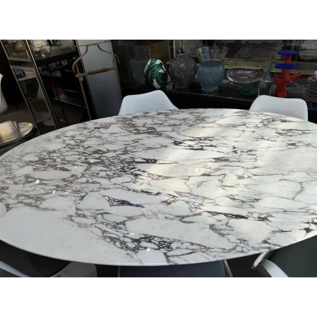 Eero Saarinen & Knoll: “Tulip” table, Calacatta 19 oval top