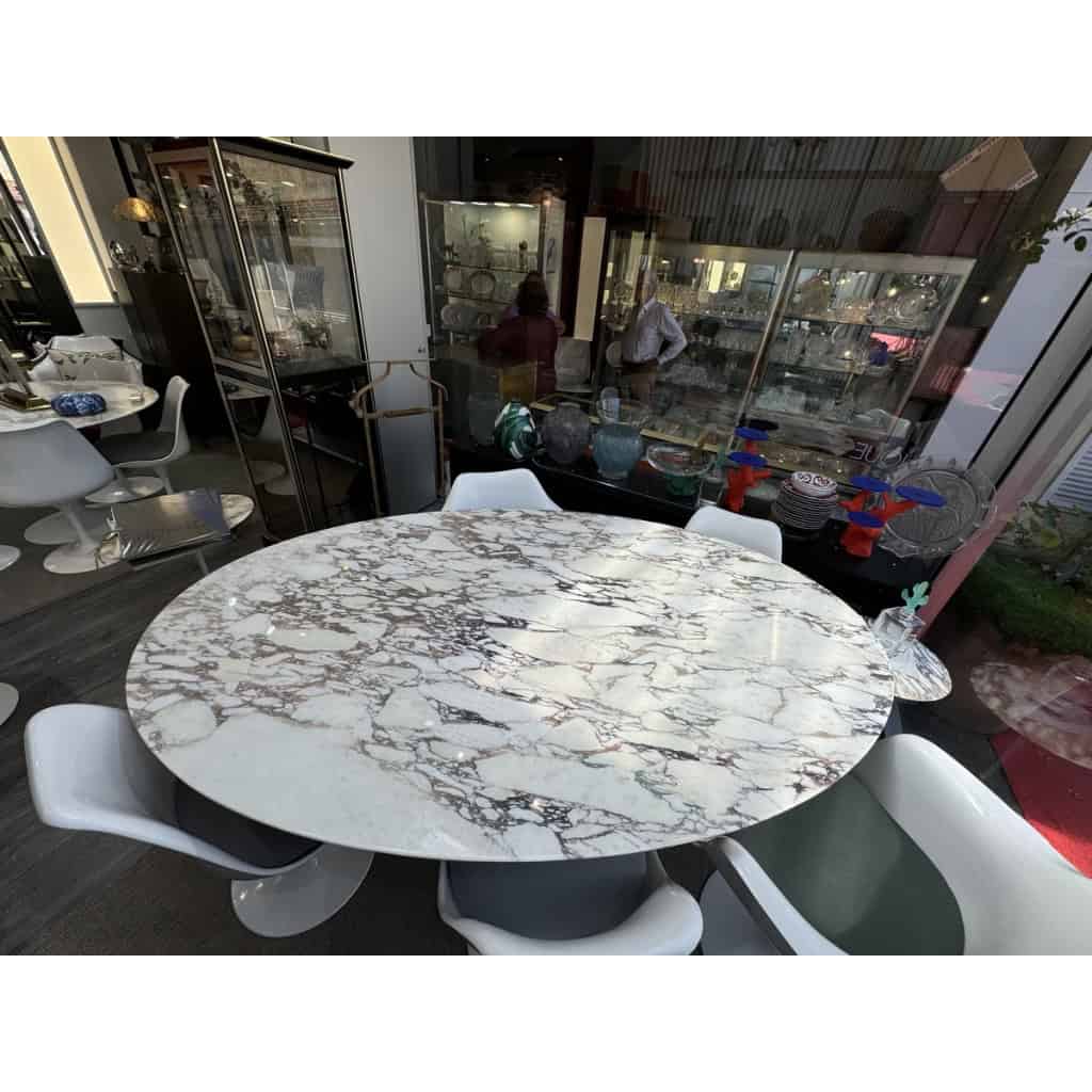 Eero Saarinen & Knoll: “Tulip” table, Calacatta 16 oval top