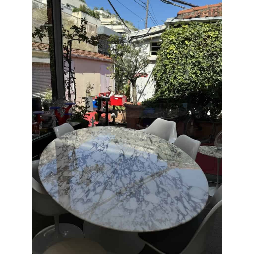 Eero Saarinen & Knoll: “Tulip” table, Calacatta 6 oval top