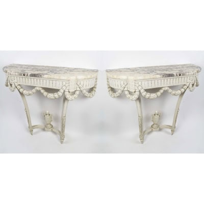 Paire de consoles de style Louis XVI.