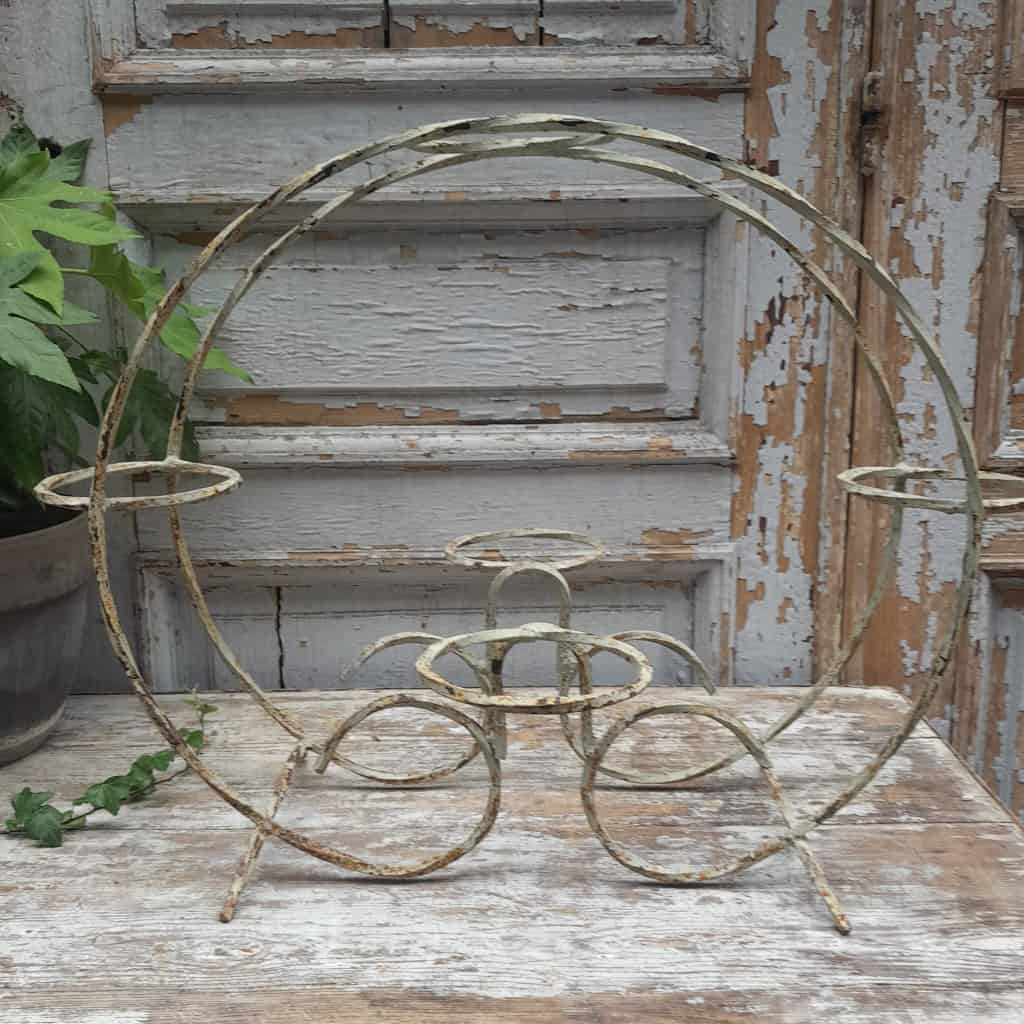 Présentoirs à fleurs, en fer forgé torsadé, blanc patiné, 1ère moitié XXème 4