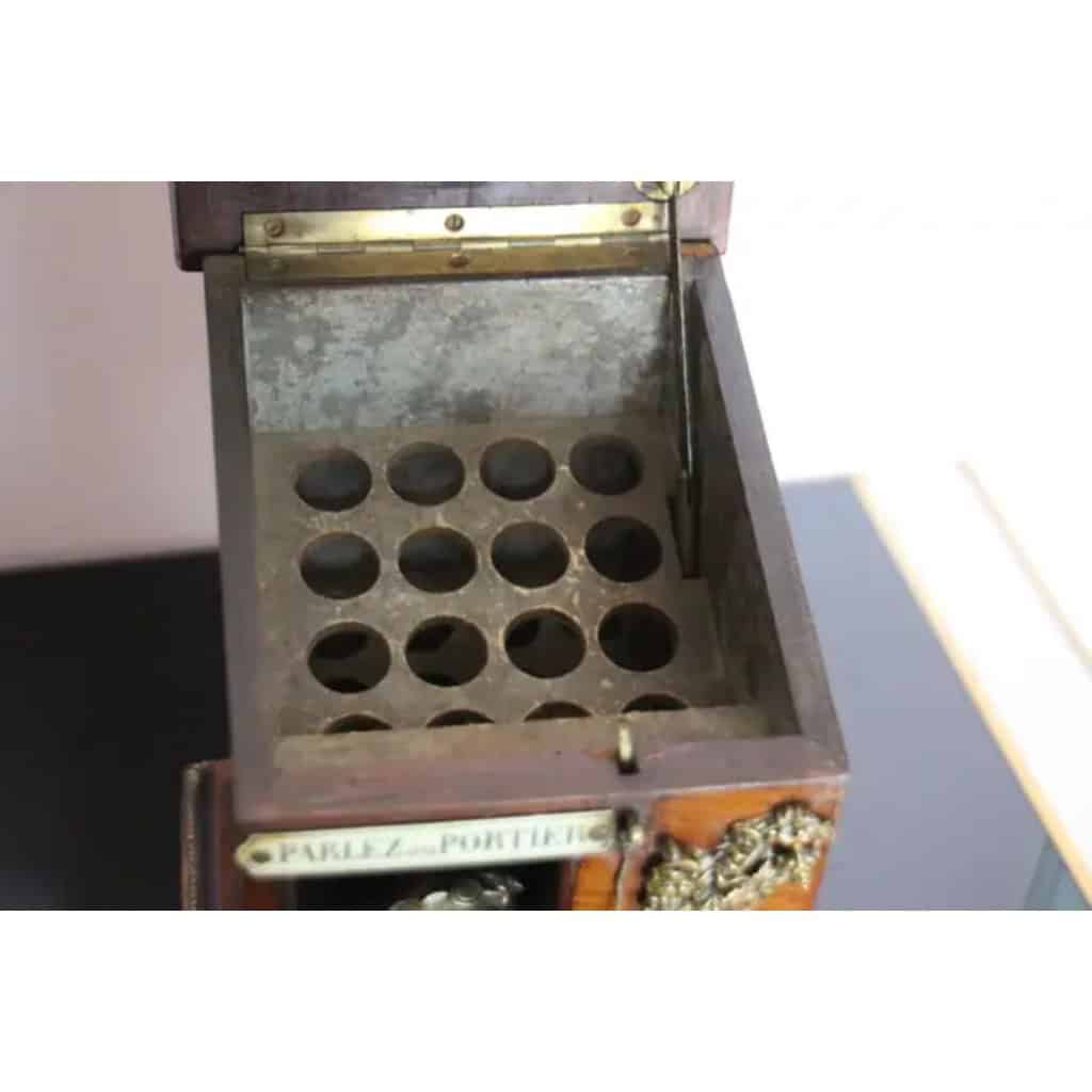 Boîte à cigares française du 19e siècle avec un chien en bronze dans sa niche. 15