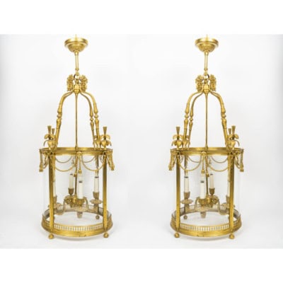 Paire de lanternes de style Louis XVI.