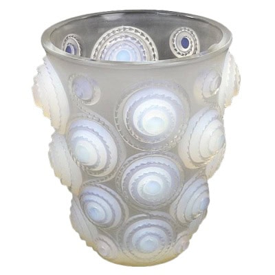 René Lalique, vase « Spirales » verre opalescent.