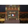 Miniature de malle Louis Vuitton, presse-papier Louis Vuitton, malle Vuitton Miss France 22