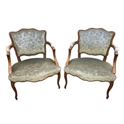 Paire de fauteuils à coiffer de style Louis XV à dossier cabriolet de forme chantournée en hêtre mouluré.
