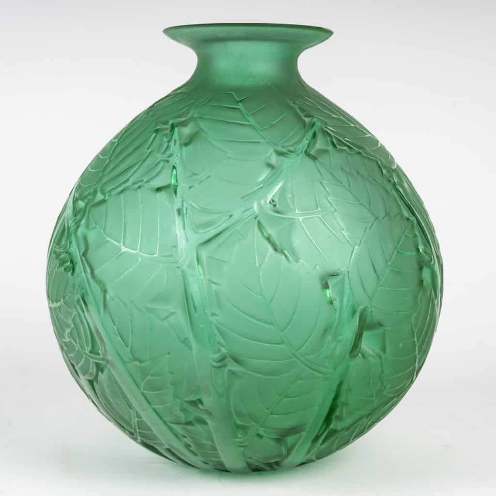 René LALIQUE -1929, Vase « Milan ». Epreuve en verre teinté vert 4