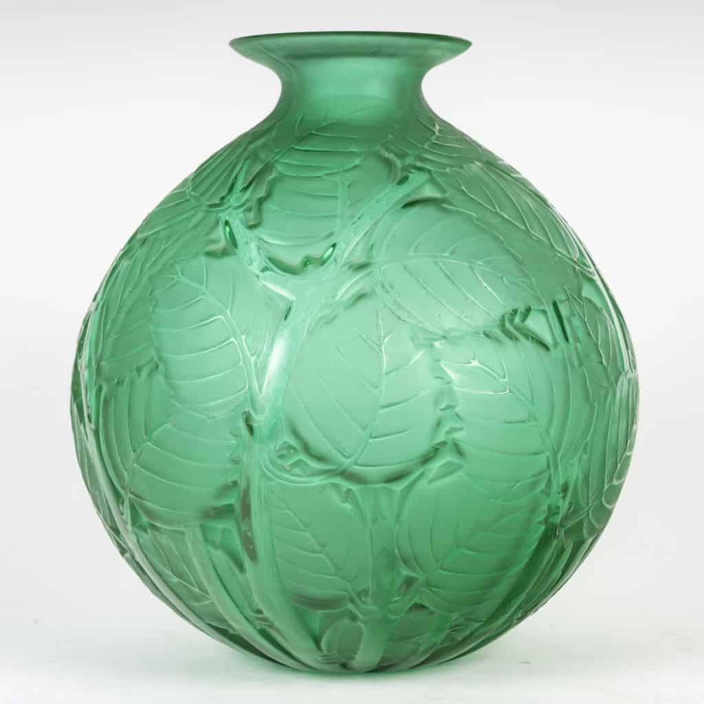 René LALIQUE -1929, Vase « Milan ». Epreuve en verre teinté vert 6