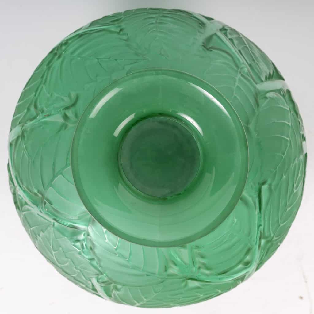René LALIQUE -1929, Vase « Milan ». Epreuve en verre teinté vert 7